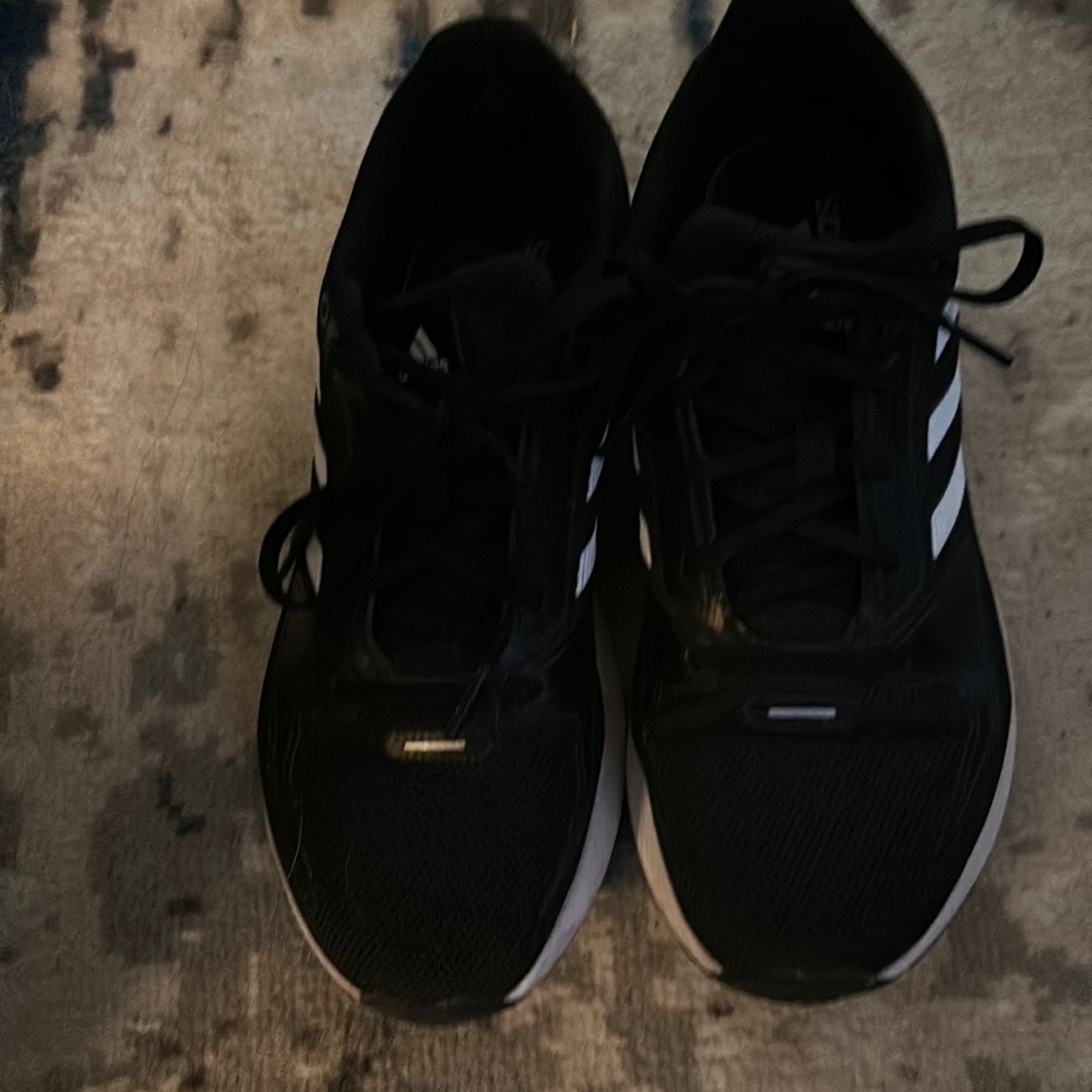 Adidas women’s tennis shoes 6.5